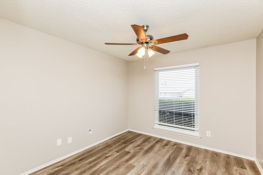 Building Photo - 216 Rosewood Ln