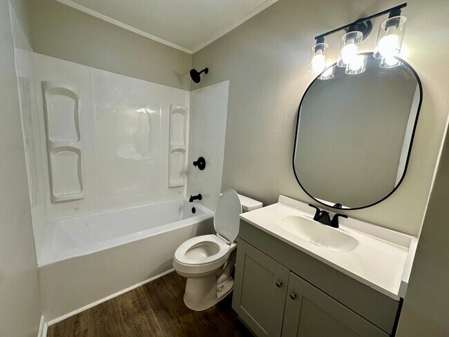 Building Photo - 135 Maple St