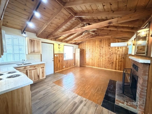 Building Photo - Large Studio Unit in Town w/ Fireplace and...