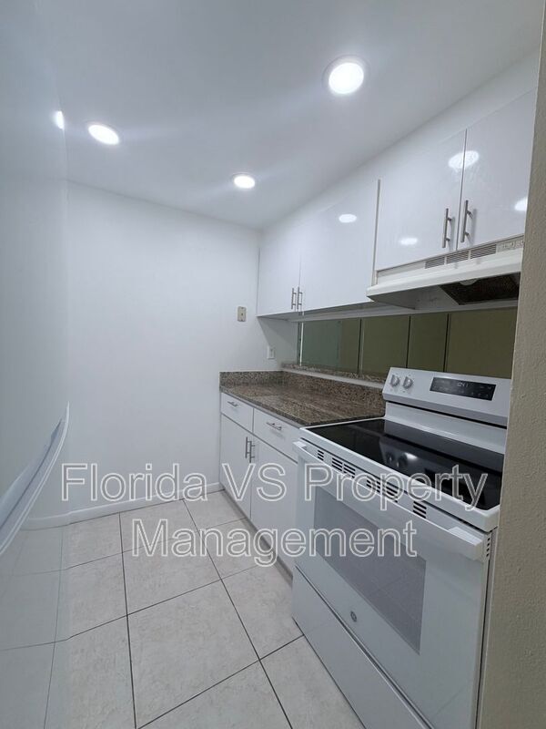 Building Photo - 925 W Oak Ridge Rd