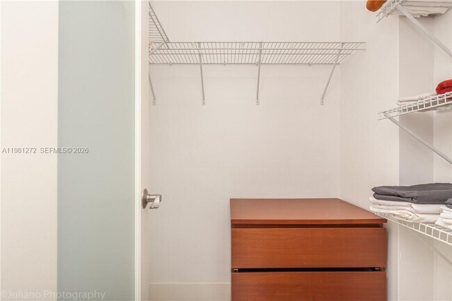 Building Photo - 100 Lincoln Rd