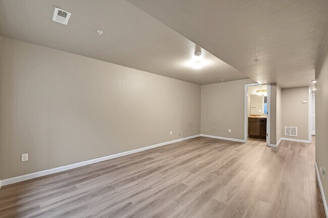 Building Photo - $1,995-3 Bed 3.5 Bath townhome in CO Sprin...