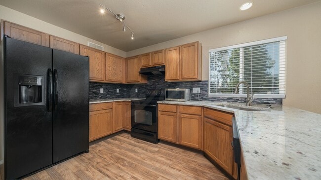 Building Photo - 4 Bedroom Home in Barnstormers Landing