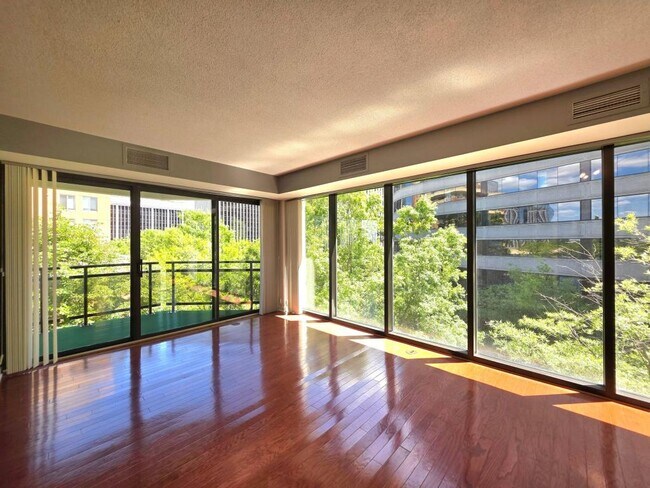 Building Photo - 1530 Key Blvd