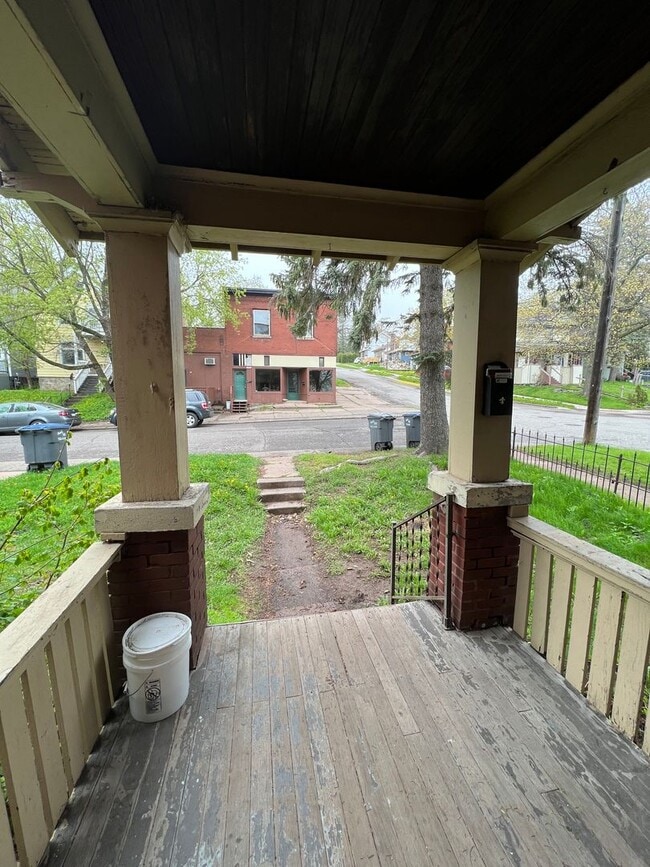 Building Photo - AVAILABLE JUNE -  4 Bed 1 Bath Townhome