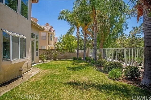 Building Photo - 823 S Parkglen Pl