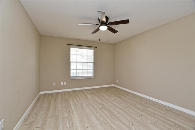 Building Photo - 537 MacKenzie Way