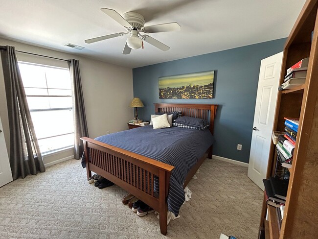 Building Photo - 215 S Knollwood Dr