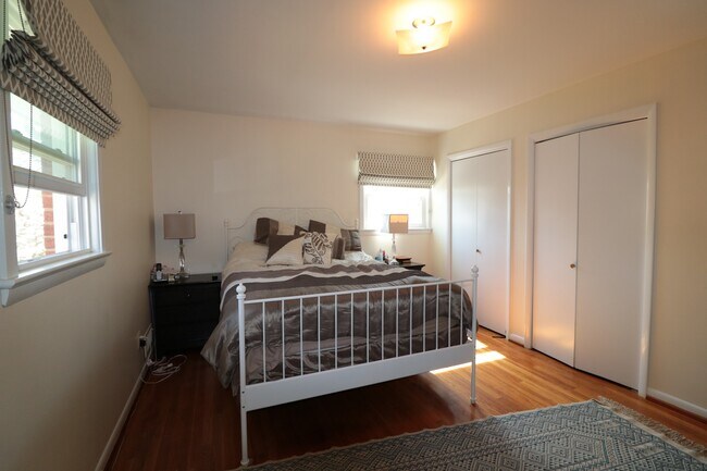 Building Photo - Spectacular 4 Bedroom, 3.5 SFH - Fenced Ya...