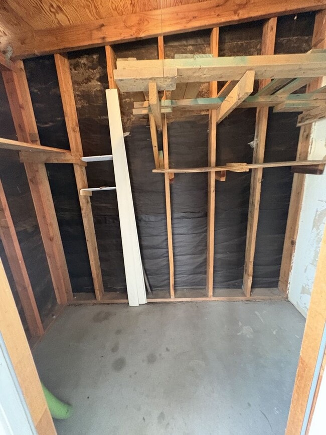 Building Photo - Eastside townhome, convenient location