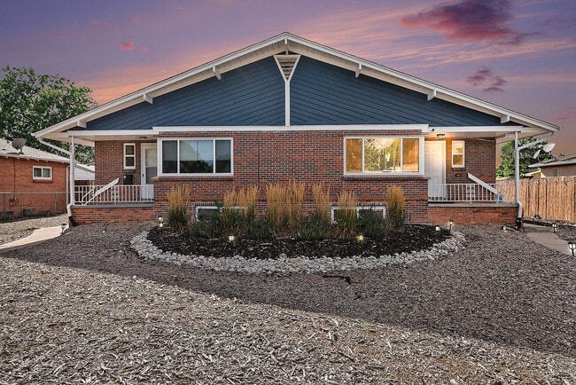 Building Photo - 2 Bedroom, 1 Bath Garden Level Unit in Park Hill