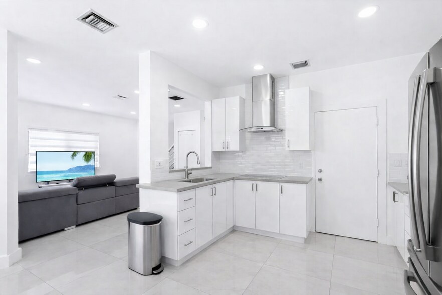 Kitchen - 2008 SW 102nd Ter