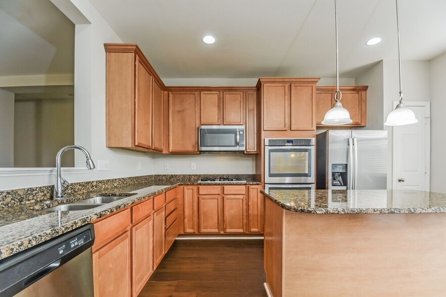 Building Photo - 233 Norwich Dr