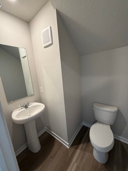 Building Photo - 17021 Persimmon Ln