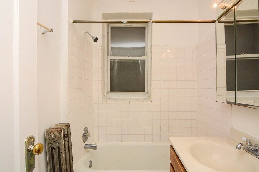 Building Photo - 716 W Belmont Ave