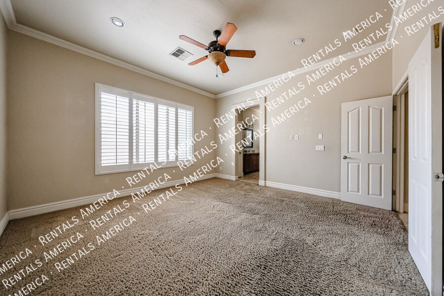 Building Photo - 2211 W Olive Way