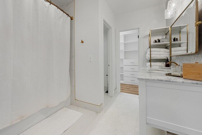 Building Photo - 11223 Pond View Dr