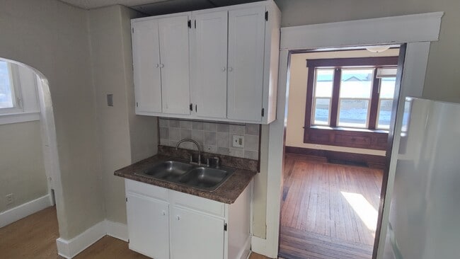 Building Photo - 329 S Clemens Ave