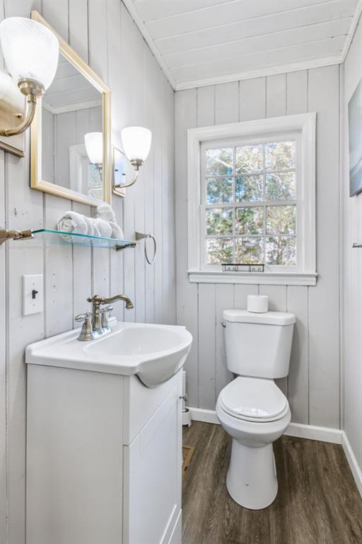 Building Photo - 250 Lake Dr