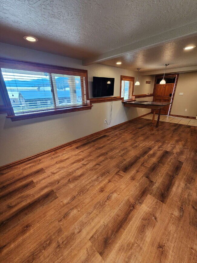 Building Photo - Bayview Lakeside Charmer