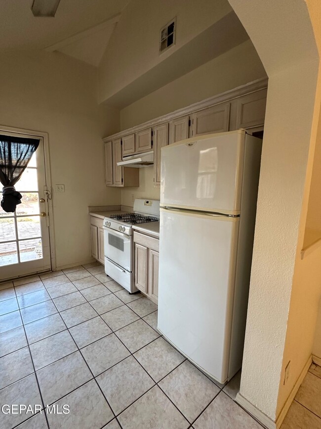 Building Photo - 380 Jardin Bello Ave