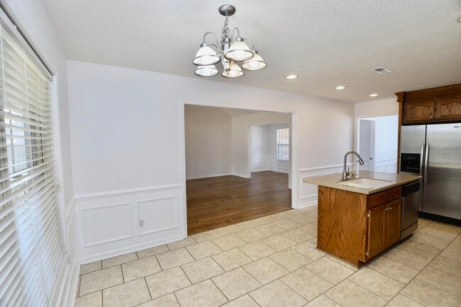 Building Photo - 3065 Temple Rd