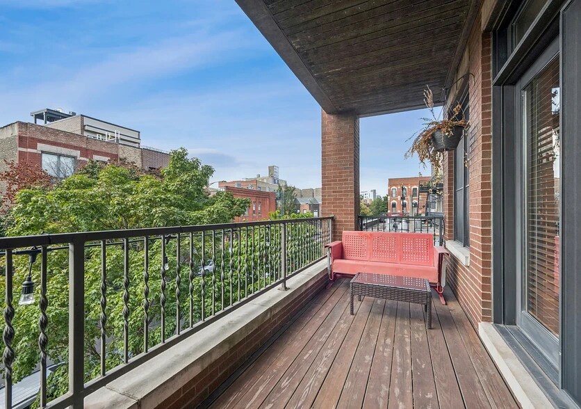 Building Photo - 453 N May St