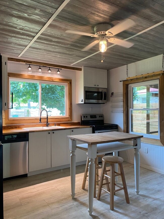 Building Photo - Charming updated 2 Bedroom, 2 full bath ho...
