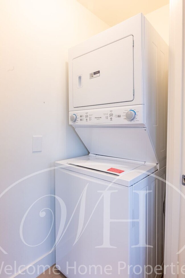 Building Photo - 427 E Pine St