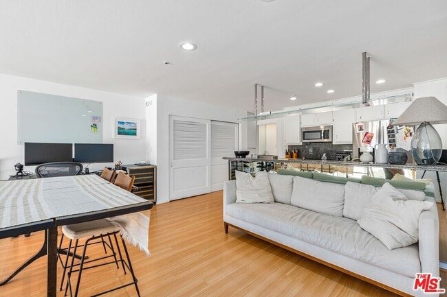 Building Photo - 4403 Ocean Front Walk