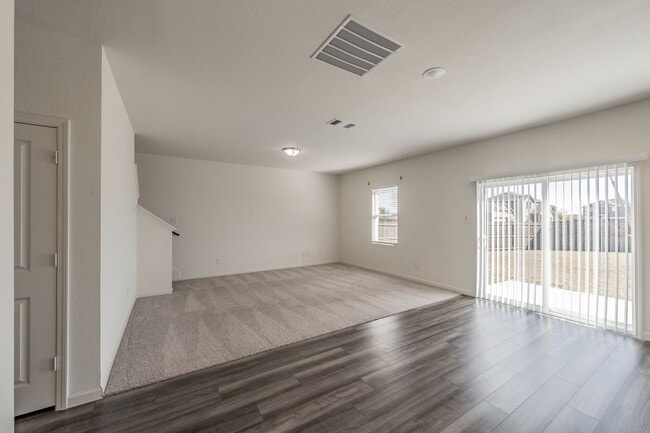 Building Photo - Like new 4 bedroom 2.5 bath in Villages of...