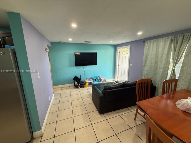 Building Photo - 1299 NE 40th Ct