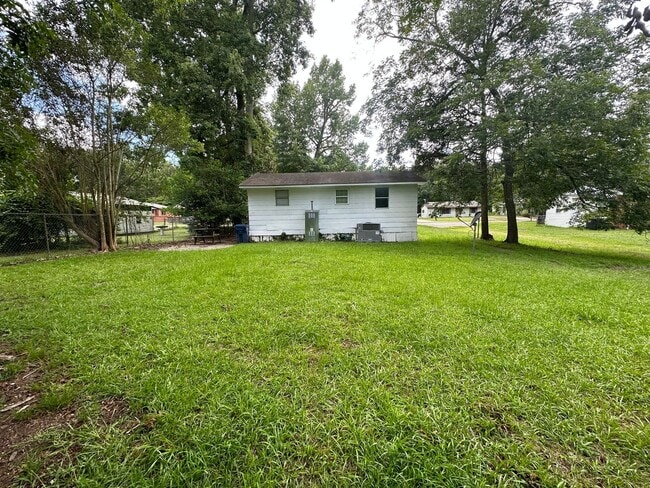 Building Photo - Updated 2BR Home with Large Yard in Batesburg