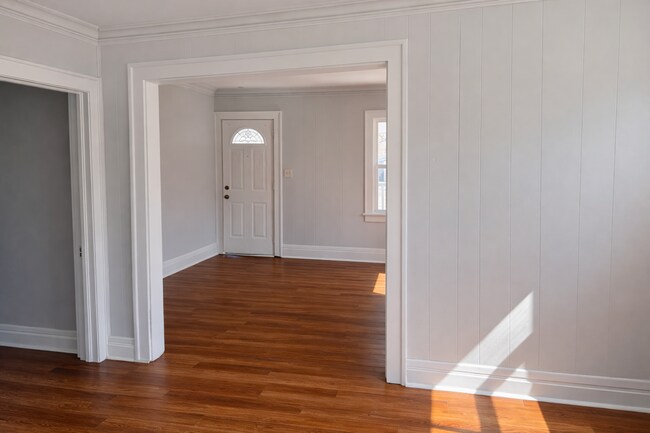 Building Photo - Cute Two Bedroom Home