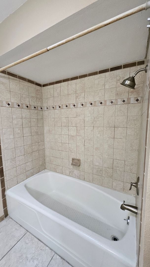 Building Photo - 3 Bed 2 Bath