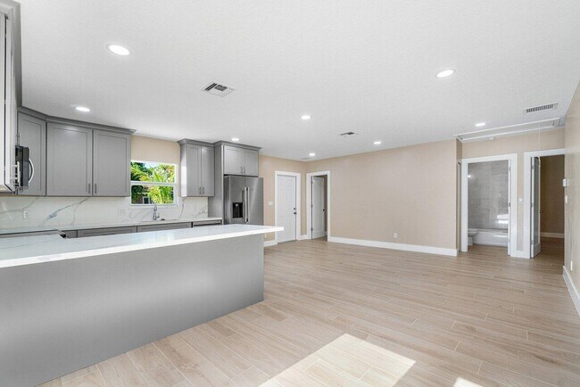 Building Photo - 5065 Horseshoe Cir N