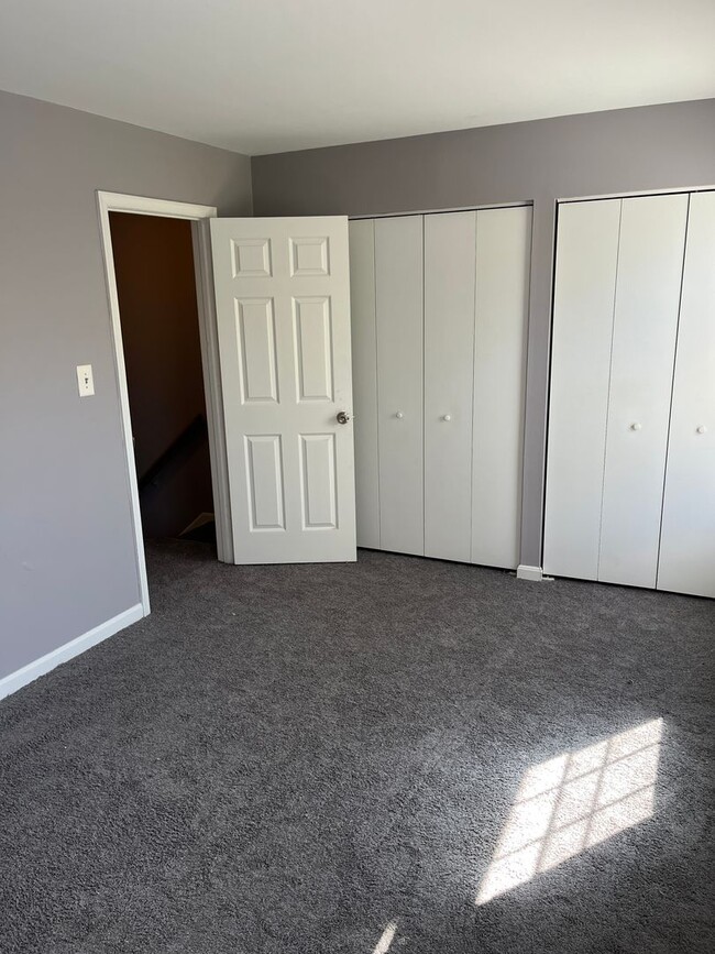 Building Photo - 3 bedroom, 2.5 bathroom townhouse in the q...