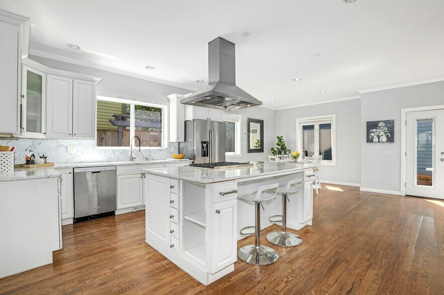 Building Photo - 2111 6th Ave W