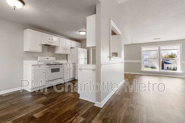 Building Photo - 3214 Old House Cir