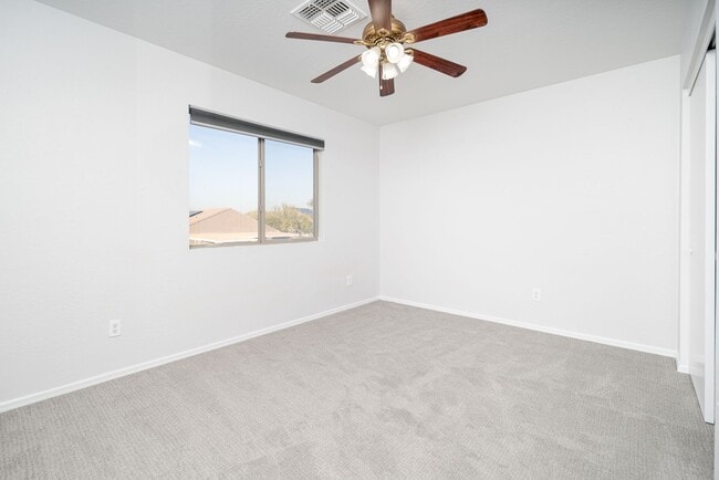 Building Photo - 4 bed, 2.5 bath, 2,251 sqft