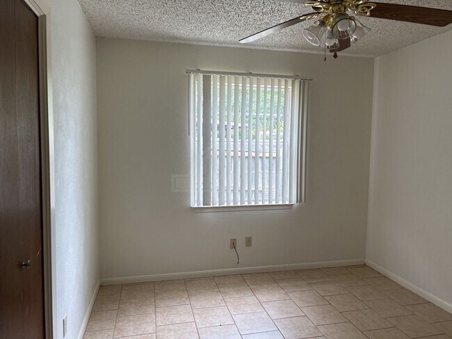 Building Photo - 2408 Carnation Dr
