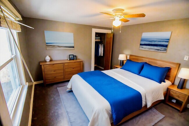 Building Photo - Large 4 Bedroom Home