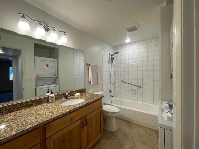 Building Photo - Remodeled 2 Bedroom 2 Bathroom Condo Near BYU