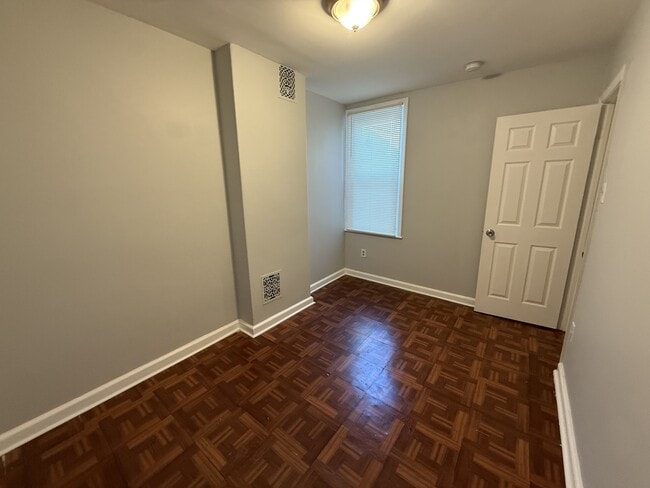 Building Photo - 1104 Baring St