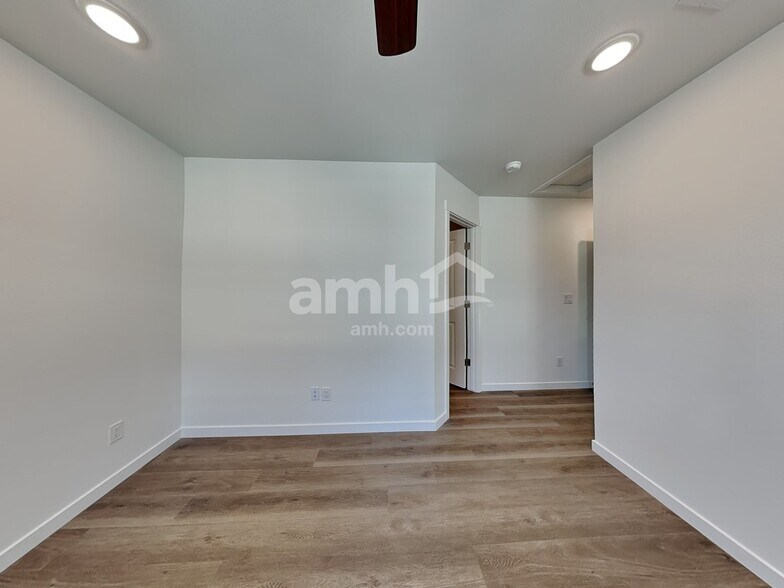 Building Photo - 340 N Addison Way