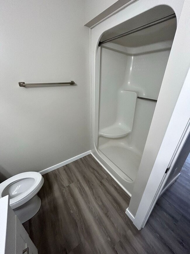 Building Photo - Spacious Top Floor 3-Bedroom, 2-Bath Remod...