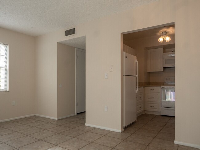 Building Photo - Summer Lakes-N Tamiami Trail