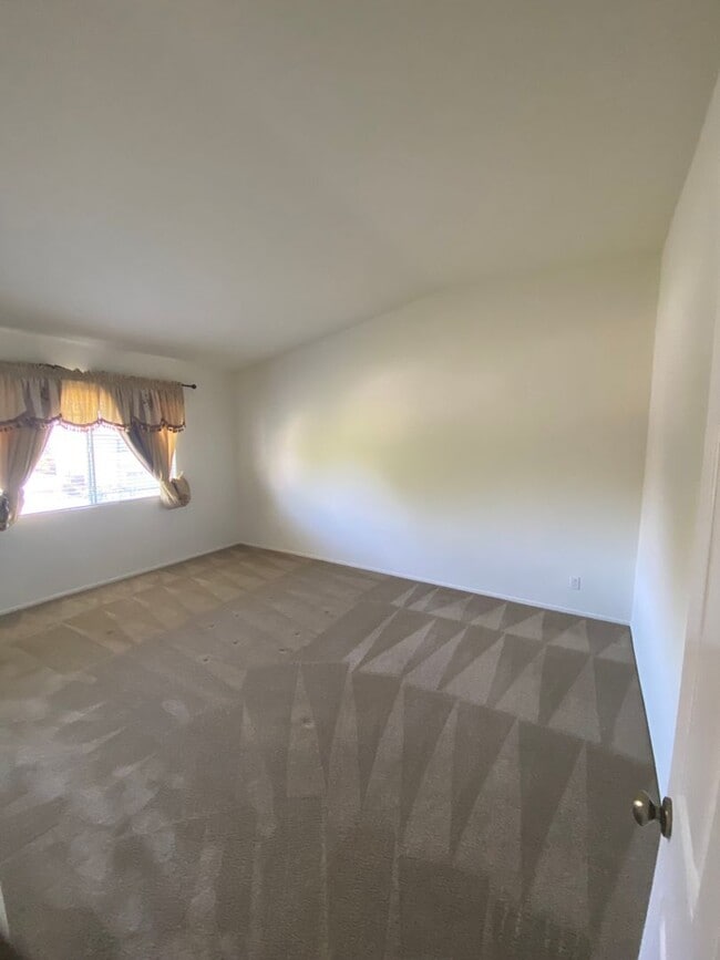 Building Photo - 2 Story 4 bed, 2 1/2 bath home in Simi Valley!