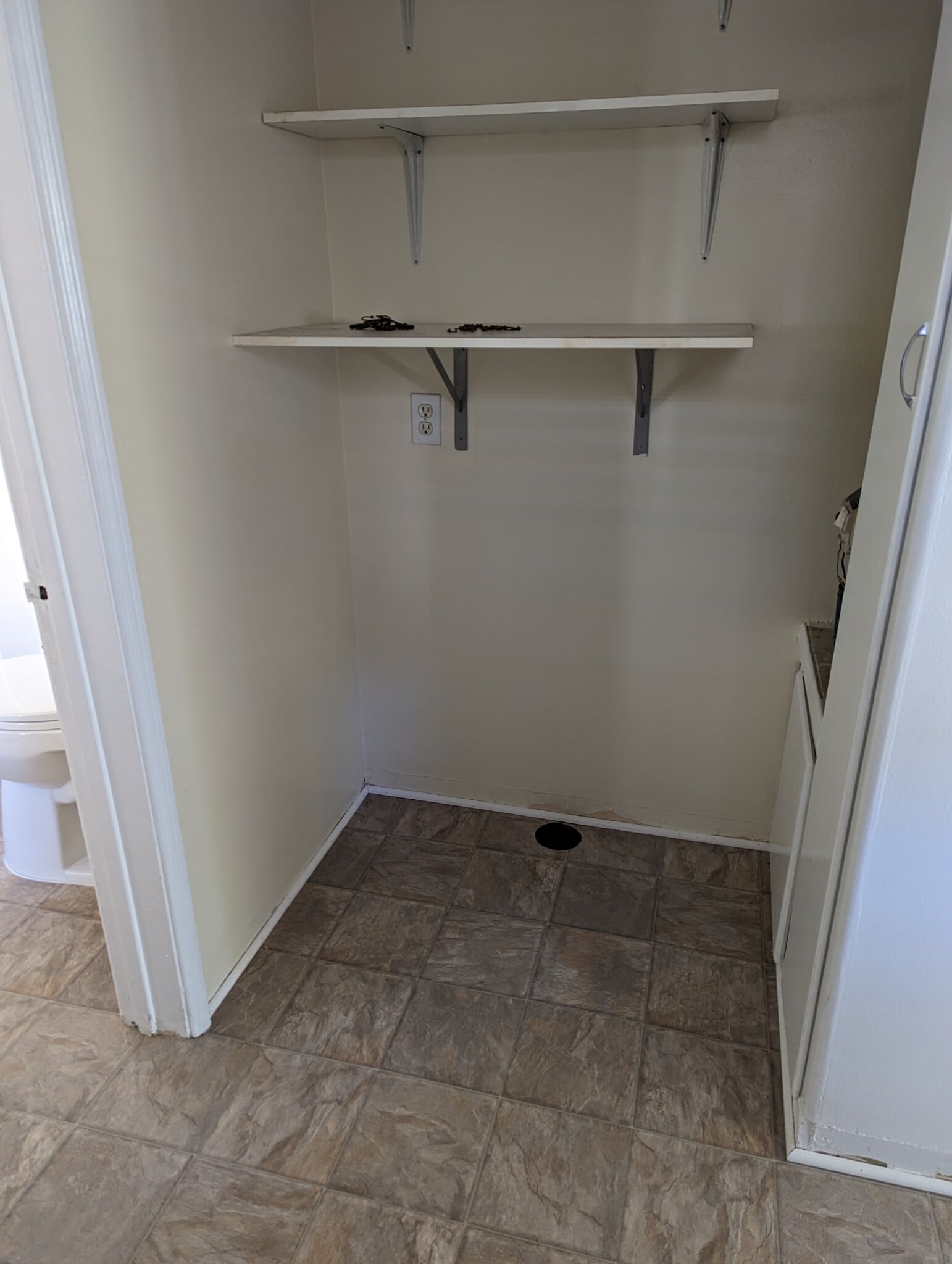 laundry room - 1324 Cota Ave