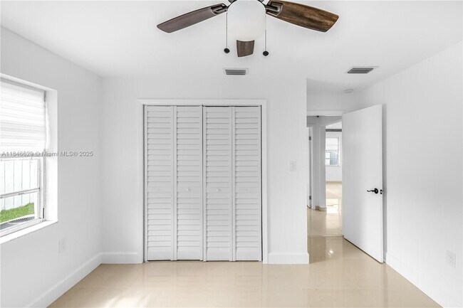 Building Photo - 2433 SW 19th St